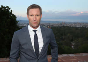 Aaron Eckhart sinisen taivaan kaupungin kanssa — Sininen taivas Taustakuvat