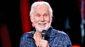 Amerikkalainen suurnäyttelijä Kenny Rogers — Tummanpunainen Taustakuvat