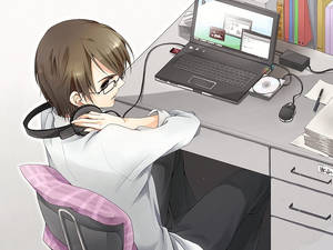 Anime-mies pitää kuulokkeitaan työskennellessään kannettavalla