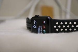 Apple Watch mustilla rannekkeilla taustakuva — Apple Watch Taustakuvat