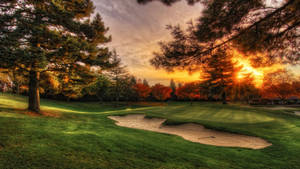 Auringonlasku golfkentällä taustakuva