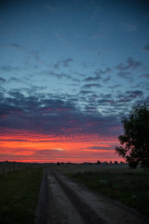 Maalaistie aamunkoitto auringonnousu taustakuva — Auringonnousu Taustakuvat