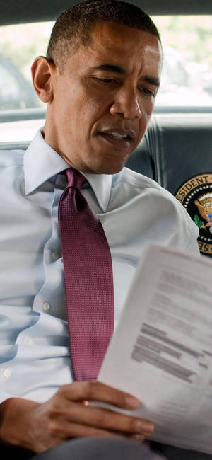 Barack Obama syvälukeminen taustakuva — iPhone 18 Pro Max Taustakuvat