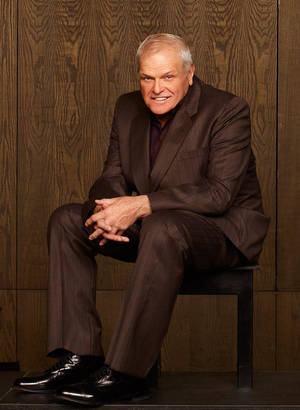 Brian Dennehy ruskea esteettinen puku puinen tausta — Esteettinen ruskea Taustakuvat