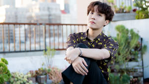 BTS J-Hope ulkona poseeraamassa — Bts Taustakuvat