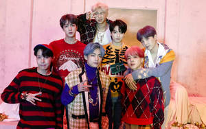 BTS-ryhmäkuva muodikkaissa asuissa -taustakuva — Bts ryhmäkuva GIF Taustakuvat