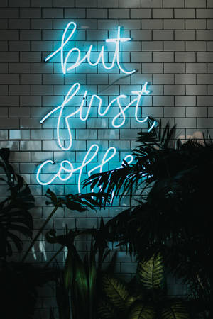 "But First Coffee" neoninsinisessä iPhonessa — Xiaomi Pad 8 Pro Taustakuvat