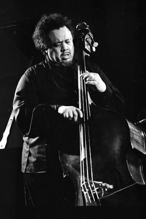 Charles Mingus soittaa bassoa sielukkaasti — Huawei MatePad Edge Taustakuvat