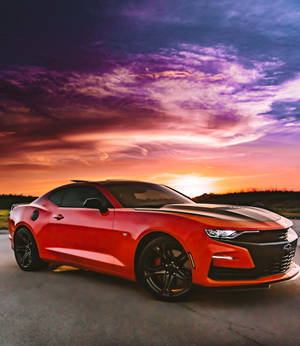 Chevrolet-auto auringonlaskun kanssa -taustakuva — Galaxy Z Fold Taustakuvat