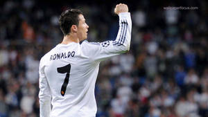 Cristiano Ronaldo nyrkkiä puristava taustakuva.
