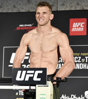 Dan Hooker hymyilee vaa'alla — Honor Magic V Taustakuvat