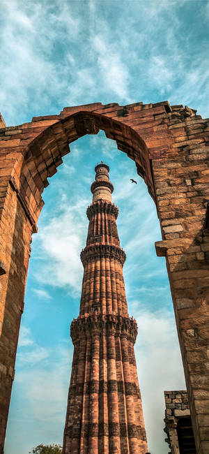 Delhi Qutub Minar kaari taustakuva — iPhone 17e Taustakuvat