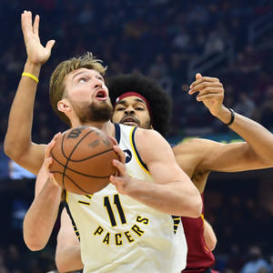 Domantas Sabonis Jarrett Allenin vartioimana -taustakuva — Pixel Watch 3 Taustakuvat