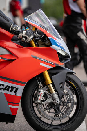 Ducati Panigale V4S punainen pyörä — Xiaomi Pad 8 Taustakuvat