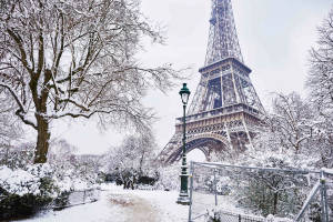 Eiffel-torni kylmänä talvena -taustakuva