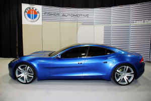 Fisker Karma -sähköauto avoimella tiellä — Surface Pro Taustakuvat