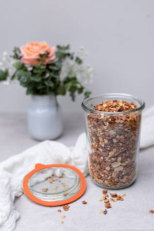 Granola ja vaaleanpunainen ruusunkukka