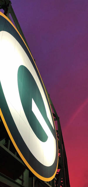 Green Bay Packersin logo kentällä taustakuva — iPhone 14 Pro Max Taustakuvat