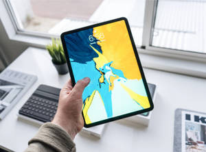 Henkilö Pitelemässä Apple iPad Prota