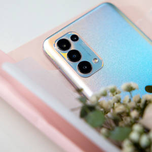 Hopeinen Oppo Reno 5 -älypuhelin