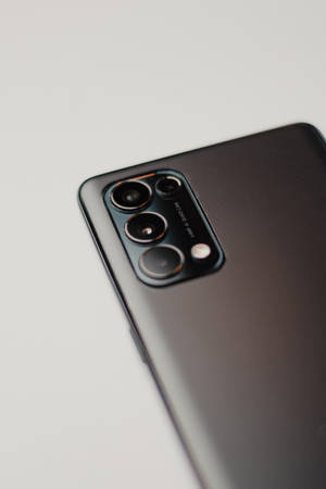 Hopeiset Oppo-puhelimen kameran linssit