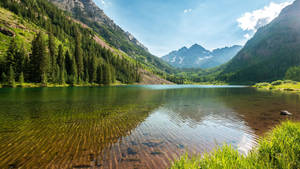Kirkkaat vedet Maroon Bells -järvessä Elk Mountains -vuoristossa -taustakuva.