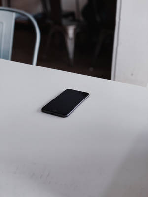 Iphone 8 Pöydällä