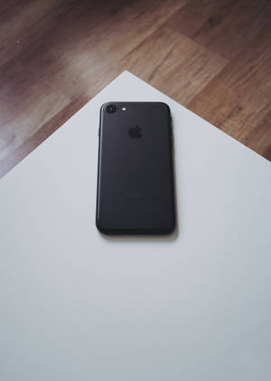 iPhone 8 valkoisella pinnalla