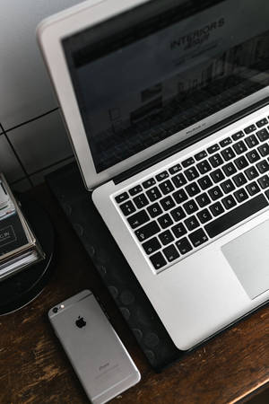 iPhone-pöytä hopeisella MacBookilla — Xiaomi Pad 7 Ultra Taustakuvat