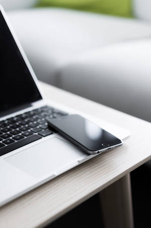 iPhone-pöytä MacBookin kanssa — Xiaomi Pad 8 Taustakuvat