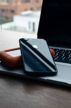 iPhone-pöytä mustalla iPhonella — Musta esteettinen GIF Taustakuvat