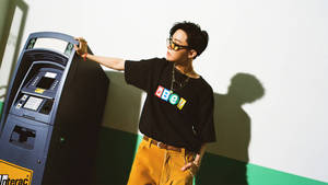 J-Hope poseeraa pankkiautomaatin kanssa — Bts Taustakuvat