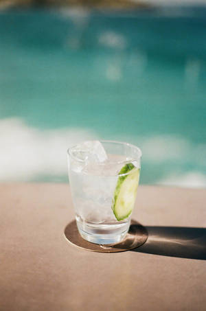Jäähdytetty gini viipaloidun kurkun kera — Lukitusnäyttö Taustakuvat