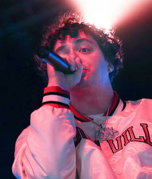 Jack Harlow mikrofoni kädessä taustakuva — Tecno Phantom V Fold2 Taustakuvat