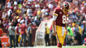 Jalkapalloilija Kirk Cousins katselee alas