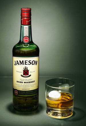 Jameson-viskipullo ja -lasi — IQOO Pad5c Taustakuvat