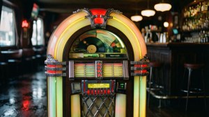 Neonvalaistu jukeboxi tunnelmallisessa retrobaarissa.