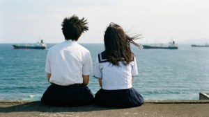 Taku ja Rikako istuvat koulun katolla katsellen merta elokuvassa Ocean Waves. — Aallokko Taustakuvat