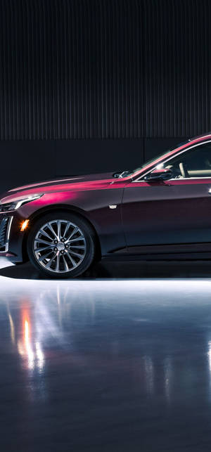 Kiiltävä punainen Cadillac iPhonesta -taustakuva — iPhone 15 Pro Taustakuvat