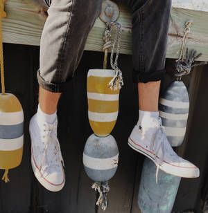 Klassiset valkoiset Chuck Taylor Converse -taustakuva — Galaxy Z Flip7 FE Taustakuvat