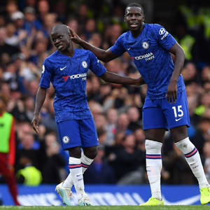 Kurt Zouma pitää kiinni joukkuetoverin päästä — 1:1 Taustakuvat