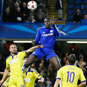 Kurt Zouma melkein puskee palloa — 1:1 Taustakuvat