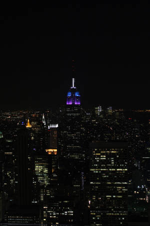 Kuutamoinen Empire State Buildingin siluetti, New York yöllä iPhone-taustakuvana — Xiaomi Pad 8 Taustakuvat