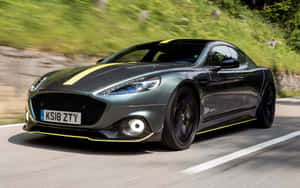 Kuvateksti: Aston Martin Rapide S – Voiman ja luksuksen fuusio — Steam Deck OLED Taustakuvat