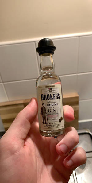 Kuvateksti: Miniatyyri Brokers Gin -pullo — 18:9 Taustakuvat