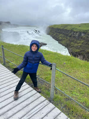 Lapsi vierailemassa Gullfoss-vesiputouksella Lounais-Islannissa — Vesiputous Taustakuvat