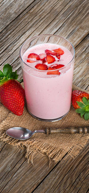 Smoothie mansikkamaidolla taustakuva — iPhone 18 Pro Taustakuvat