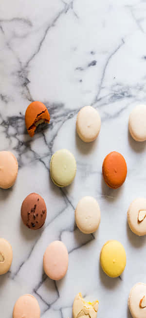 Macaronit iPhone X -marmoritaustalla — Realme 16T Taustakuvat