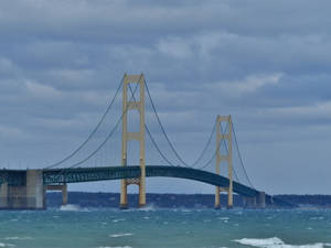 Mackinac-silta aaltojen yllä