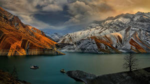 Oranssit ja valkoiset kiviset vuoret Alborzissa, Iranissa -taustakuva — 1366x768 Taustakuvat